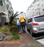 <선택 4.13> 선거사무원에 업혀 귀가하는 고령 유권자