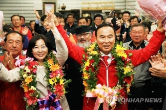 <선택 4.13> 당선 축하받는 박덕흠 부부