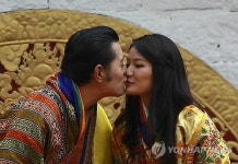 히말라야의 미들턴 부탄 왕비, 英왕세손 부부 방문으로 주목