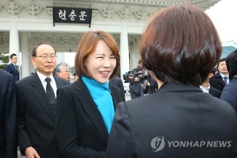 축하받는 전현희 당선인