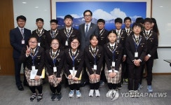 기념촬영하는 이준식 부총리-공주 경천중 학생들