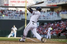 박병호 장쾌한 첫 2루타…미네소타 빈공 끝에 9연패