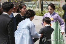 노현정, 정성이 아들 결혼식 참석