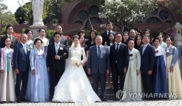 기념촬영하는 정몽구