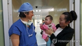 김웅한 교수와 심장병 완쾌된 어린이