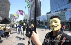 미래에셋 앞에 휘날리는 대우증권 노조 깃발