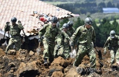 일본 여진 공포…피신하는 자위대원