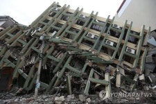 세상의 종말이 온 것 같았다…넋잃은 에콰도르 지진 생존자들