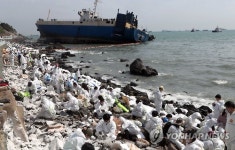 영도 해안산책로 기름 제거