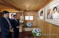 김대중 전 대통령 생가 찾은 문재인