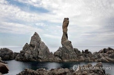 강원 삼척에도 촛대바위가?…초곡항에 있다