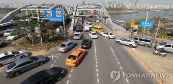 투신소동에 정체 빚는 한강대교
