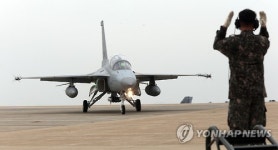 미 7공군사령관이 탄 한국 FA-50