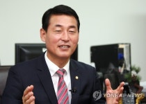 인터뷰하는 황영철 당선인