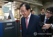 법정향하는 홍준표 경남지사