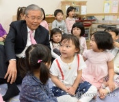 어린이집 방문한 김종인