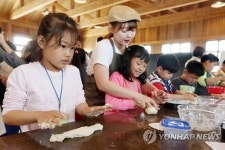 제빵 체험하는 어린이들