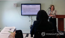 설명하는 중독 재활 센터 관계자