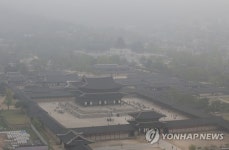 황사, 미세먼지에 갇힌 경복궁