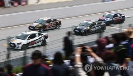 스피드 즐기는 관람객들