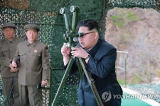 SLBM 발사 참관하는 김정은