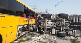 덤프트럭-특수학교 통학버스 충돌…25명 부상