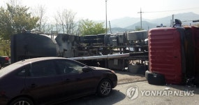 덤프트럭-특수학교 통학버스 충돌…25명 부상