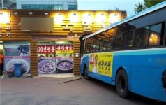 브레이크 풀린 시내버스 내리막길 돌진 식당 덮쳐