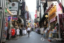 성장률 저조…한산한 명동 거리