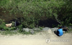 햇살에 옷 말리는 시민
