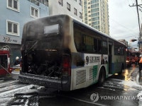 달리던 시내버스서 불…승객 27명 긴급 대피