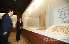 충무공 기념관 방문한 황 총리