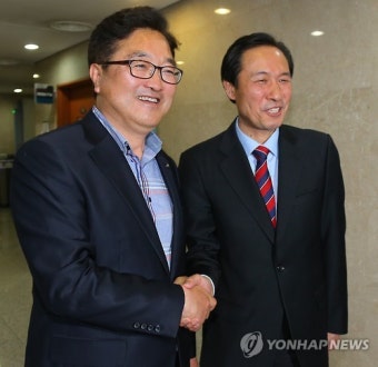 원내대표 출사표 던진 우원식-우상호 악수