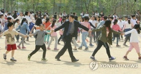 학생들과 대동놀이하는 조희연 교육감