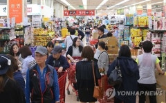외국인 관광객들로 붐비는 대형마트