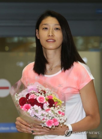 환영꽃다발 받은 '배구 여제' 김연경
