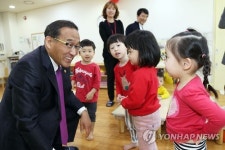 어린이날 앞두고 어린이집 찾은 홍윤식 장관