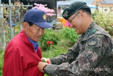 육군 21사단, 6·25 참전용사에게 카네이션 달아 드려