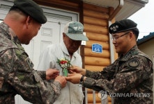 육군 21사단, 6·25 참전용사에게 카네이션 달아 드려