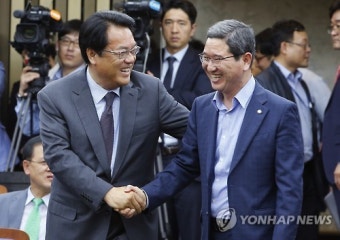 악수하는 정진석과 김학용