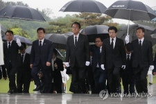 현충원 참배하는 정진석 원내대표