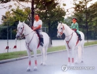 백마 탄 김정일과 김정은
