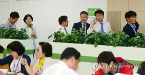 구내식당에서 식사하는 더민주 초선 의원들