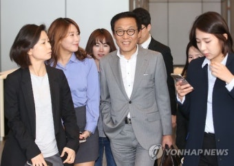 사옥 나서는 김기남 삼성전자 사장