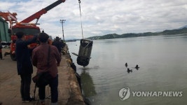 승용차 바다 추락…60대 부부 숨져