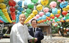 김해 정토원에 내걸린 화합 상생의 연등