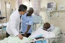 중환자 돌보는 김철수 명성병원 원장