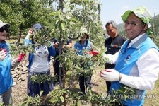 홍윤식 장관, 1사1촌 마을 일손돕기