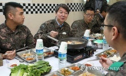 안철수, 전방부대 장병들과 함께 점심식사