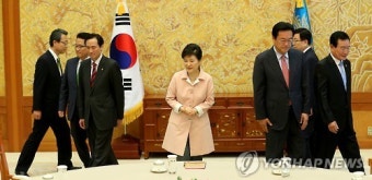 朴대통령, 제1당 더민주부터 악수…우상호는 '협치' 넥타이